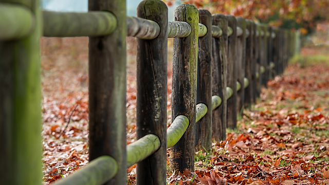 La réglementation sur l’installation de clôtures dans les zones résidentielles : Ce que vous devez savoir.