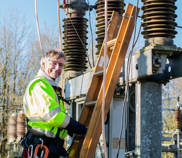 Électricien professionnel en cours d’intervention