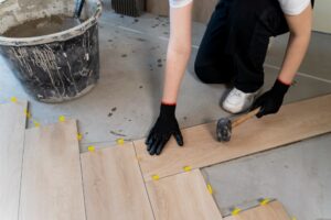 Une gamme complète d'"outils essentiels du carreleur" : spatules, coupe-carreaux, niveaux et croisillons, prêts pour la pose de carrelage