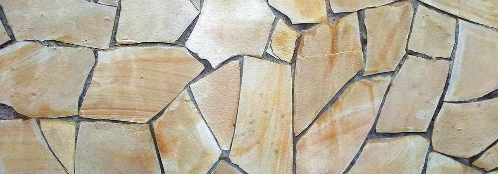 Mosaïque de pierres de différentes formes et tailles