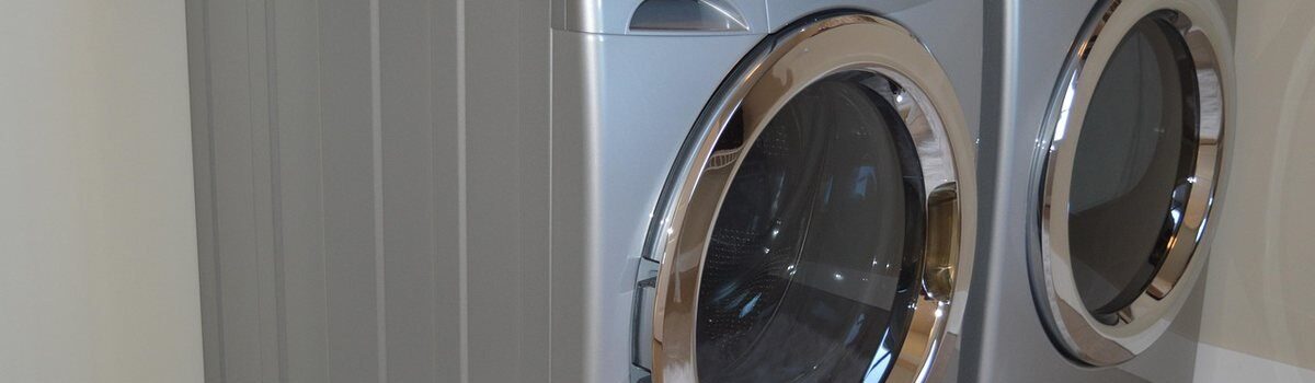 Lave-linge en acier inoxydable dans une buanderie