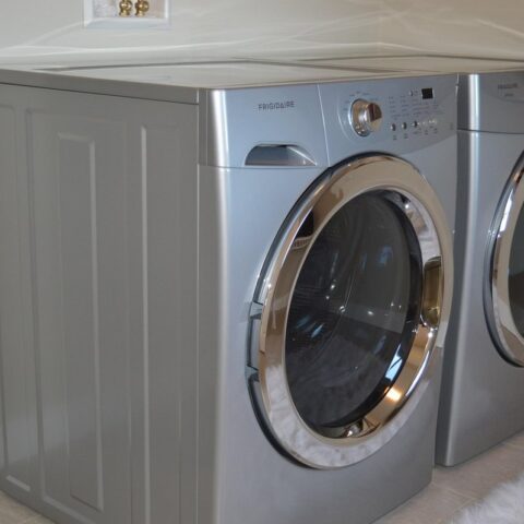 Lave-linge en acier inoxydable dans une buanderie
