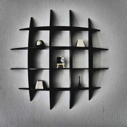 Mur avec étagère noire en grille contenant objets décoratifs variés