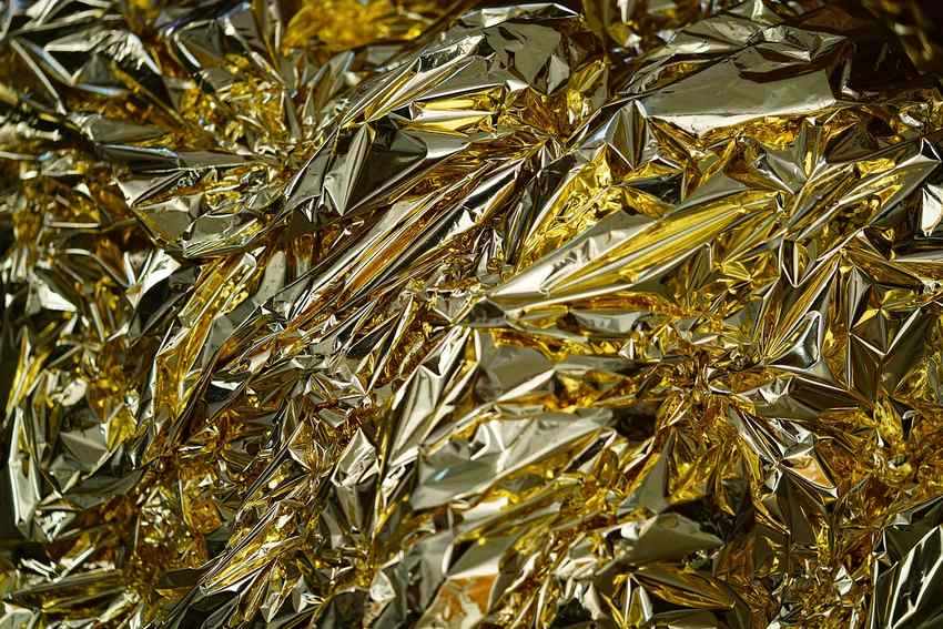 Feuilles d'aluminium froissées en superposition, texture métallique Feuilles d'aluminium froissées en superposition, texture métallique