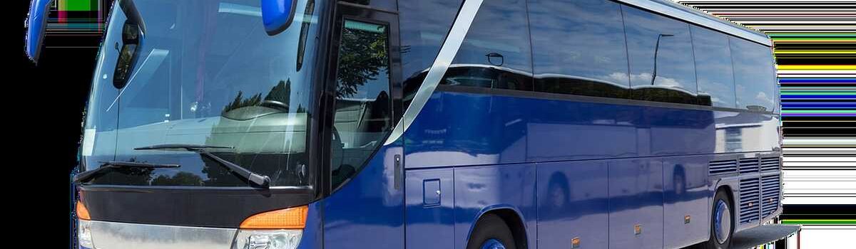 Un bus de tourisme bleu avec vitres teintées et rétroviseurs latéraux